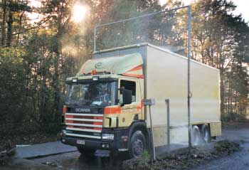 Los vehículos que entran a la granja representan un gran riesgo de bioseguridad: se tienen que lavar y desinfectar frecuentemente