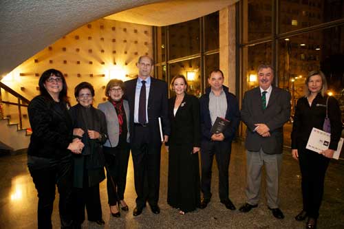 El director general de Propex, João Alberto Panceri y Patrick Pauwelyn de Impextraco, junto con las autoras y la família Casillo.